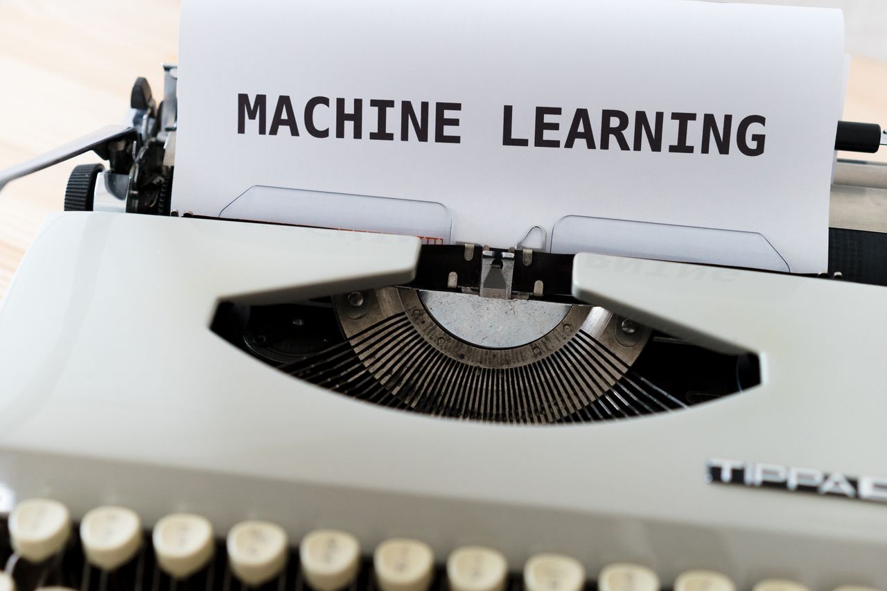 Vintage typewriter displaying Machine Learning text, blending old and new concepts.